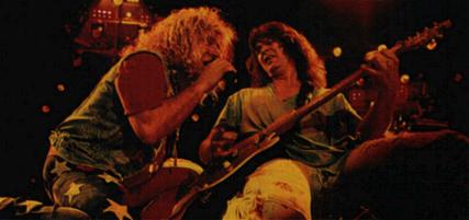 Eddie Van Halen (oikealla)